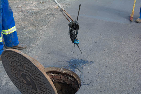 Para desobstruir a tubulação de esgoto, a Sabesp utiliza equipamentos